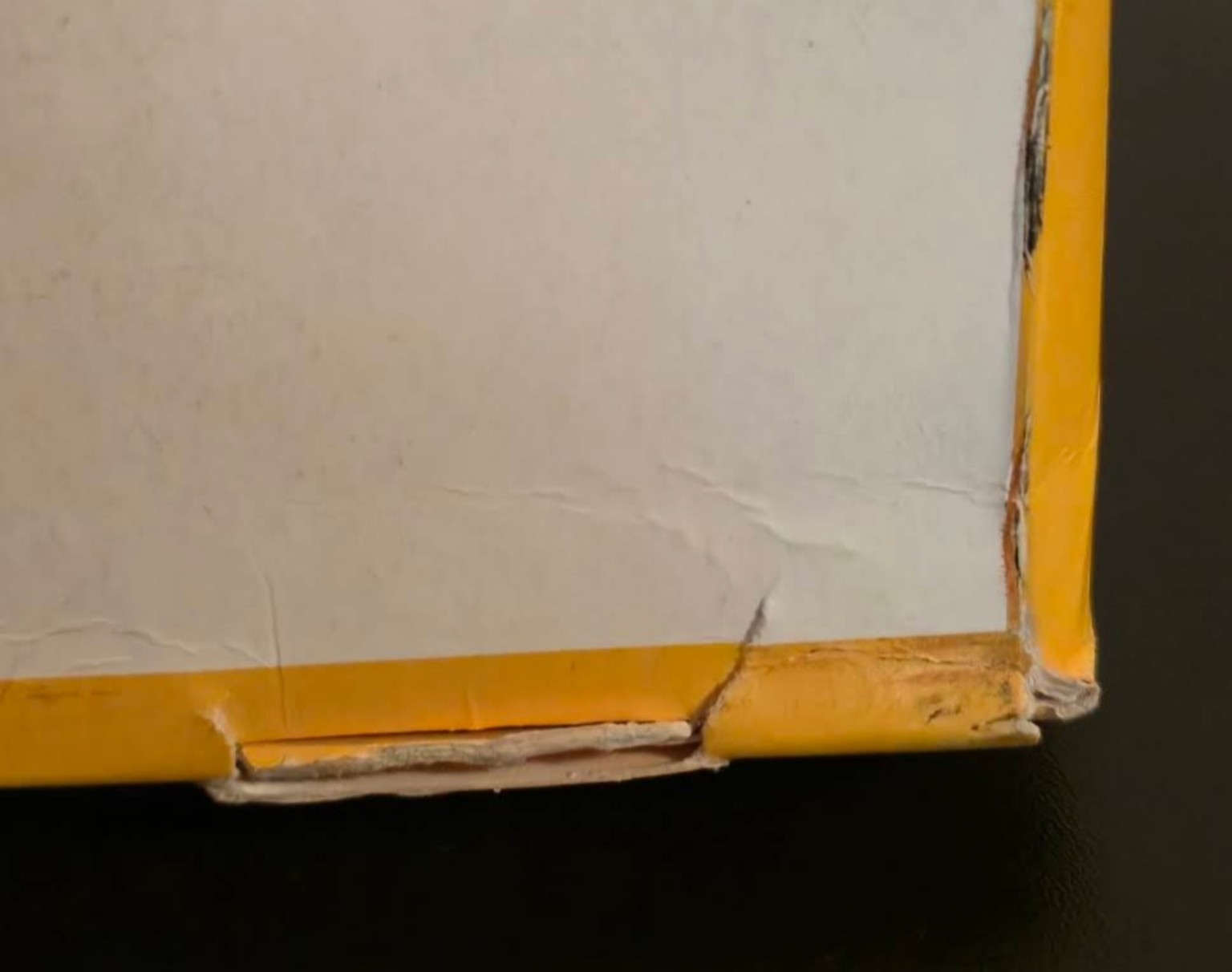 Beschädigter Kartonboden der Josera Probierbox
