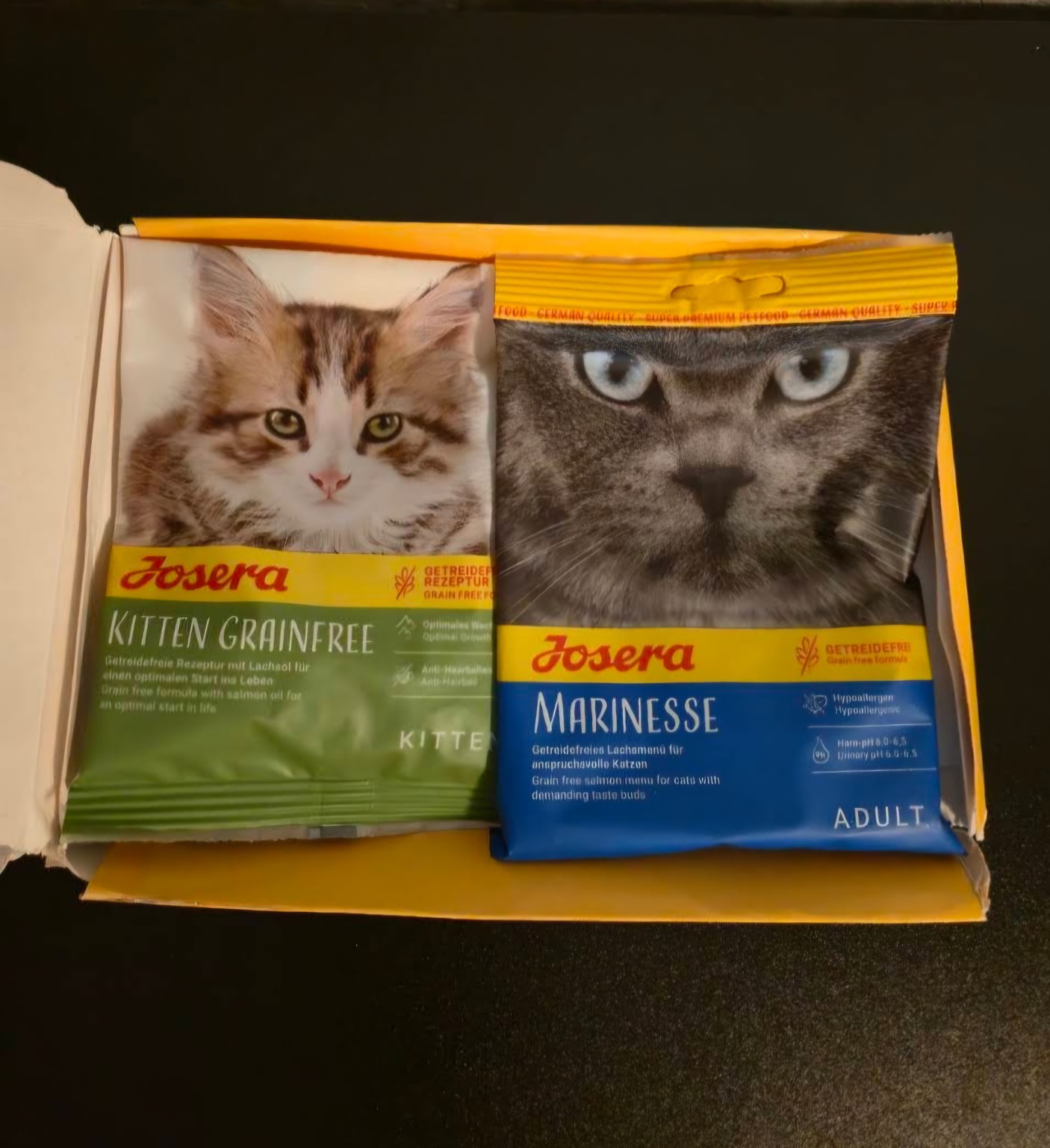 Geöffnete Josera Probierbox mit Kitten Grainfree und Marinesse Adult